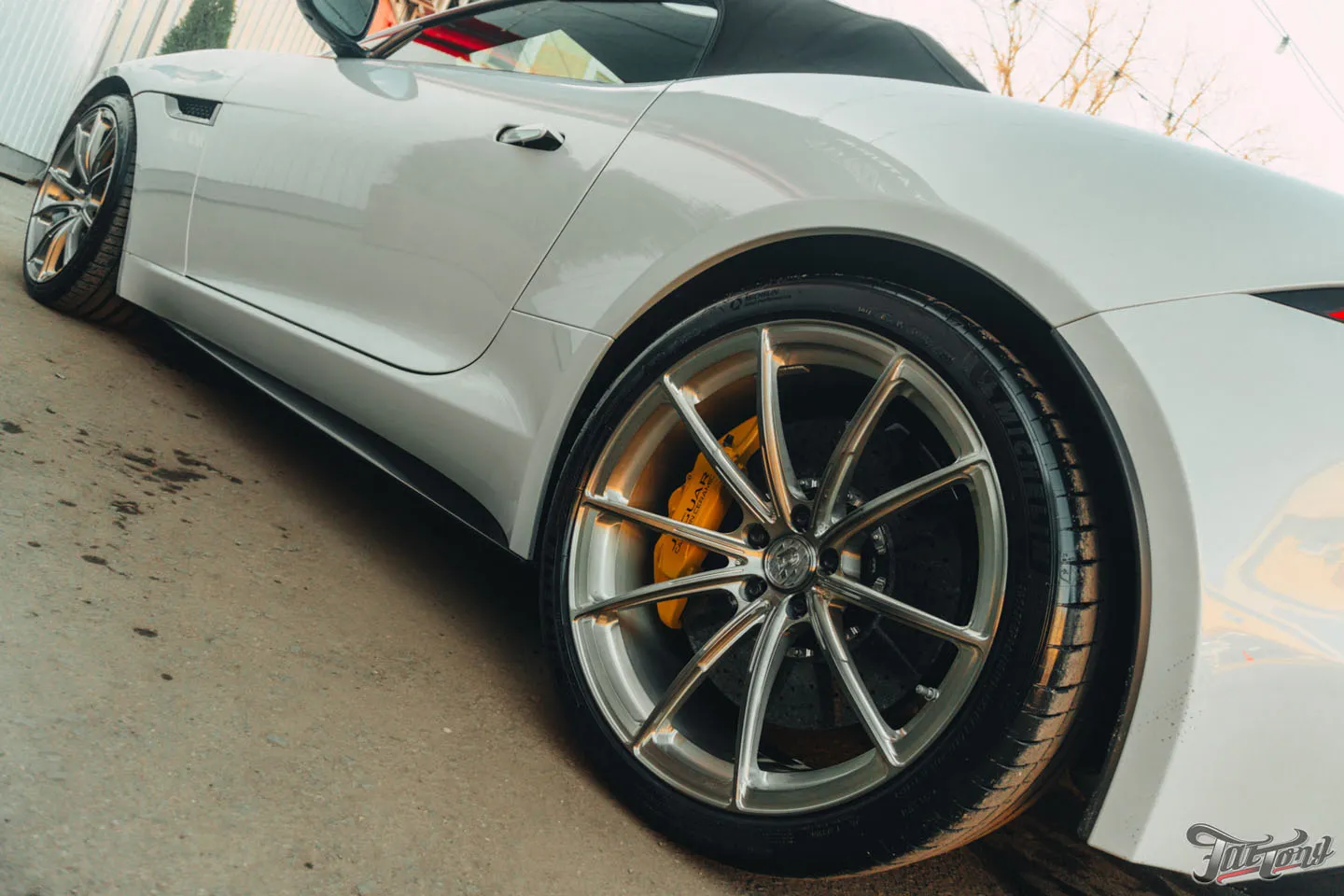 Фирменный Шиномонтаж на вибростенде с адаптацией и балансировкой для Jaguar F-Type. Керамика для дисков и суппортов, техническое обслуживание